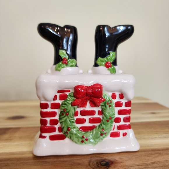 Vintage Ceramic Santa Boots in Chimney Salt and Pepper Shakers - Picture 3 of 11
